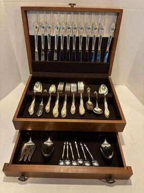 Oneida Rogers 1881 Victorian Classic Silverplate.